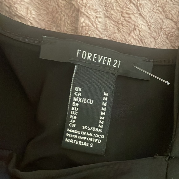 NWOT Forever 21 cutout one shoulder crop top in size medium - Picture 4 of 5